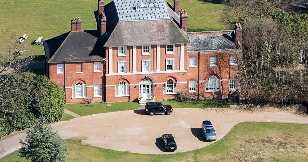 Move with scandal. Two families were evacuated to make room for the couple William and Kate. Will live in a 328-year historical mansion in Windsor