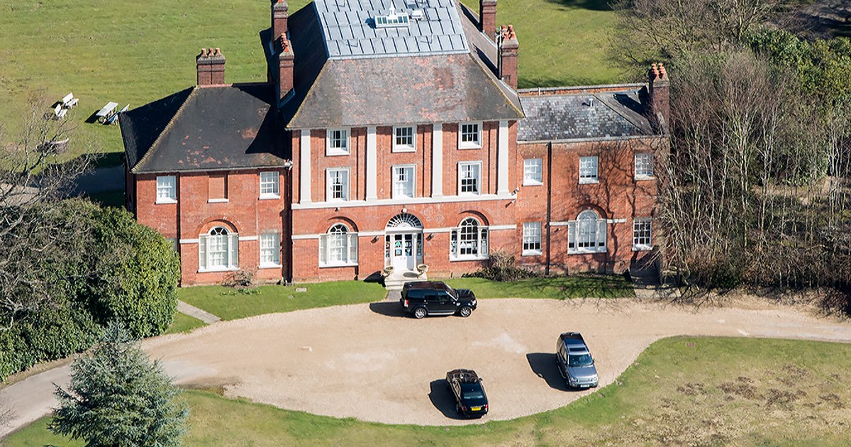 Move with scandal. Two families were evacuated to make room for the couple William and Kate. Will live in a 328-year historical mansion in Windsor