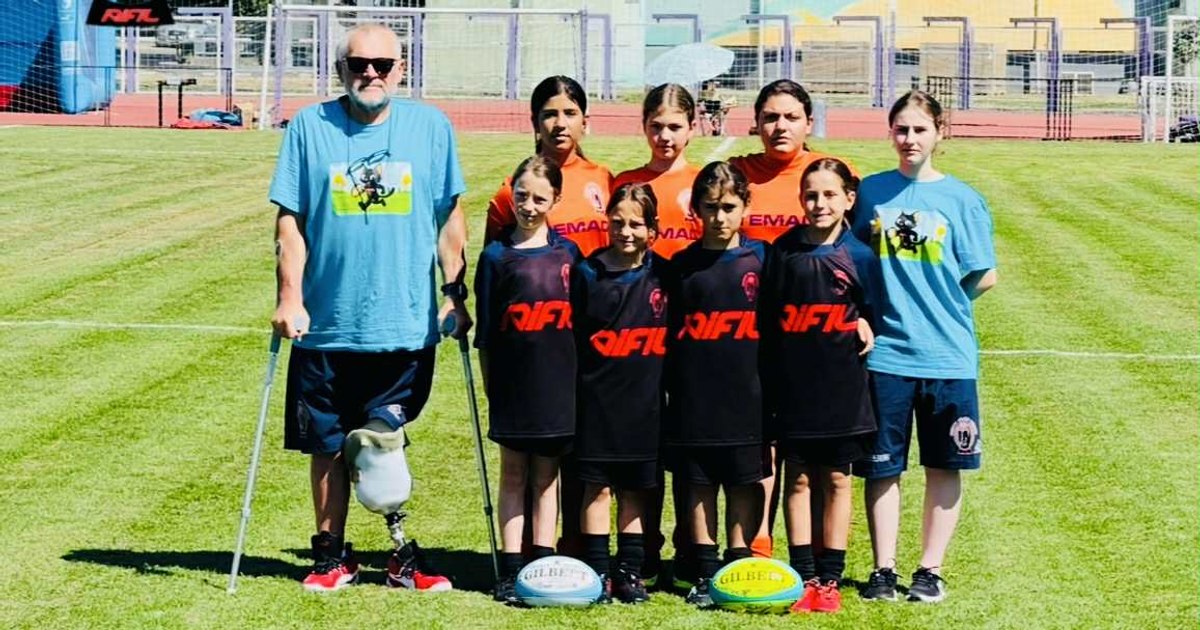Popa sanctifies sport. A teacher with 33 operations and a cut leg holds, for 29 years, the first female rugby team in Romania
