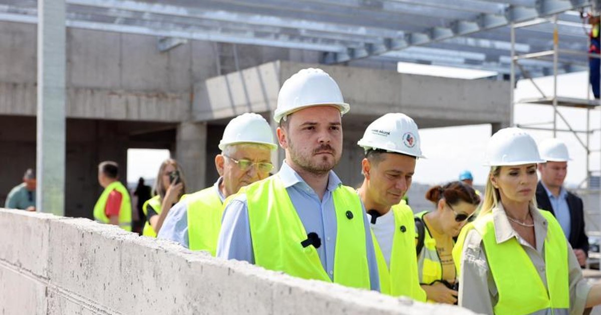 The Minister of Health announces that 24 new hospitals are made in Romania. Alexandru Rogobete made money to finish them. Who pays them