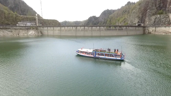 Vidraru dam. Photo: Education at height