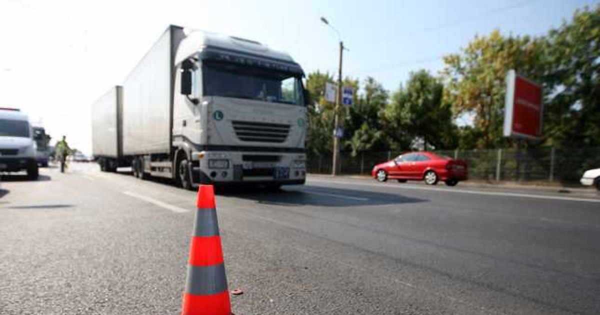 Traffic restrictions for trucks on the roads in Dolj and Mehedinți counties. Will be a red code of heat