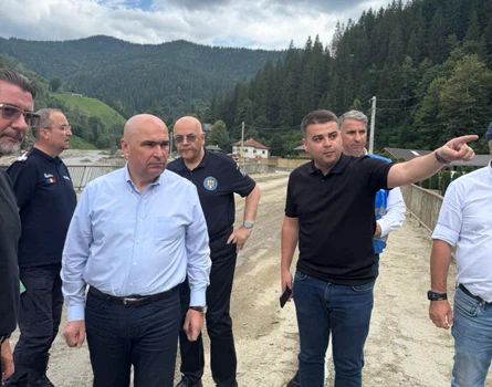 Ilie Bolojan discussed with the inhabitants and local authorities / Photo source: Monitor of Suceava