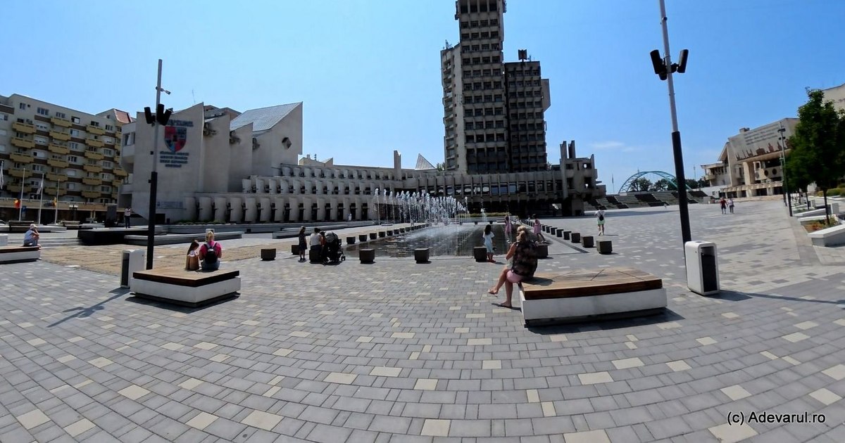 Video the city with the tallest building in Transylvania. What the first skyscraper is built with the Ceausescu era at Satu Mare