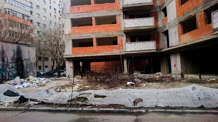 Blocks that do not respect the distance between buildings in Bucharest Photo Facebook fight for your street