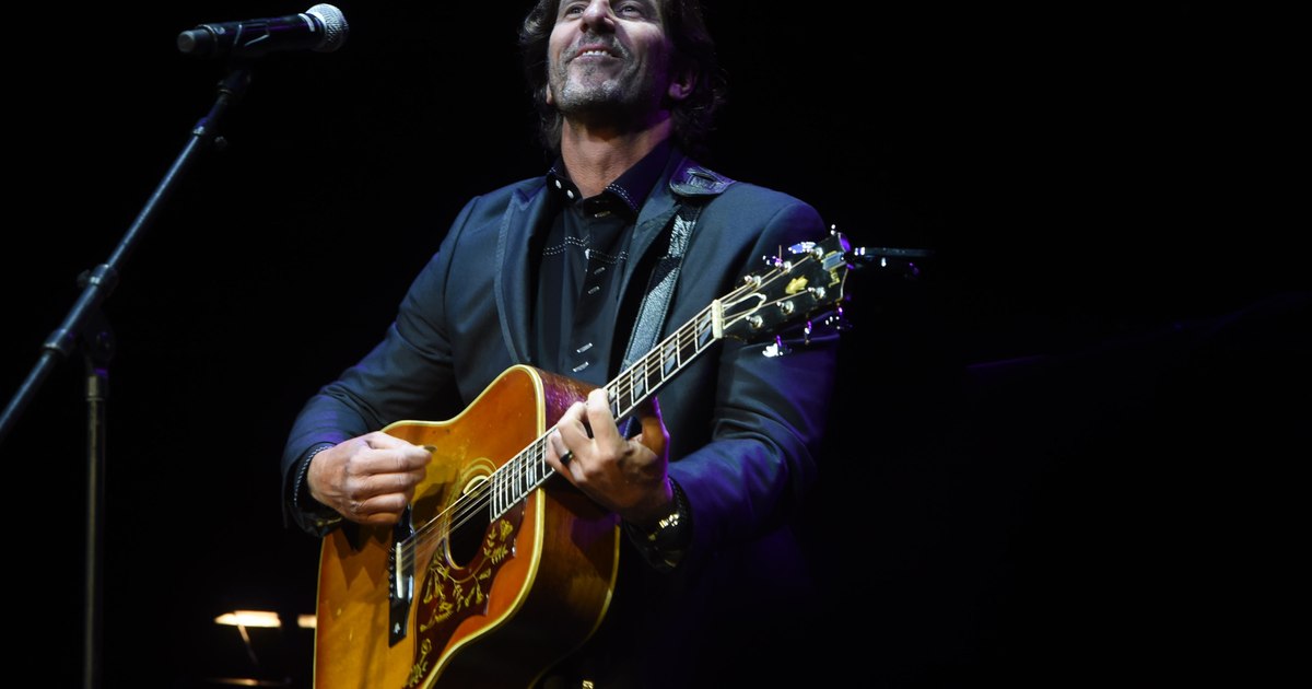 Brett James video died in a plane accident. The composer, winner of the Grammy Award, was 57 years old