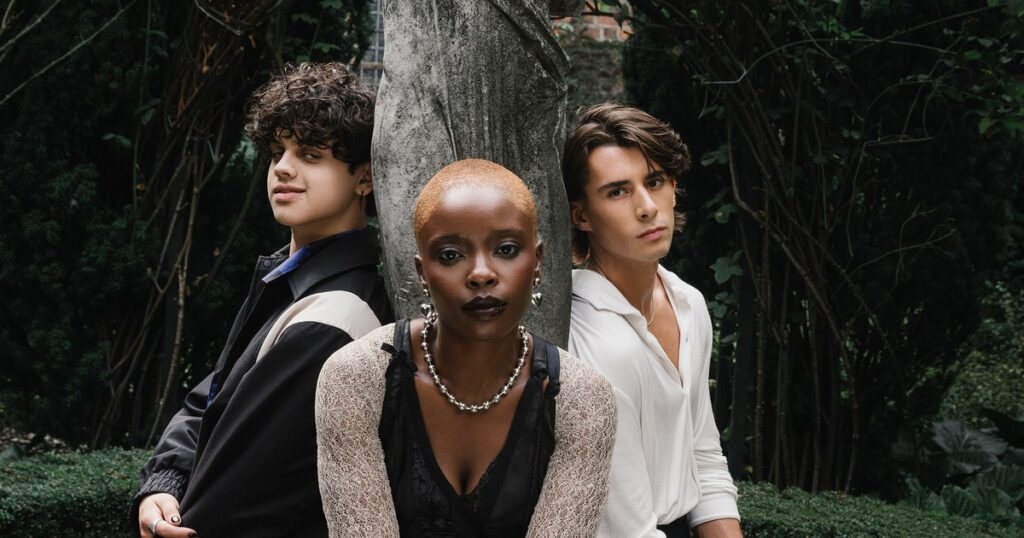Exclusively interview the actors in "Wednesday", about how the differences and fragility become superpowers in Tim Burton's films. "Some of the strongest people are lone wolves"