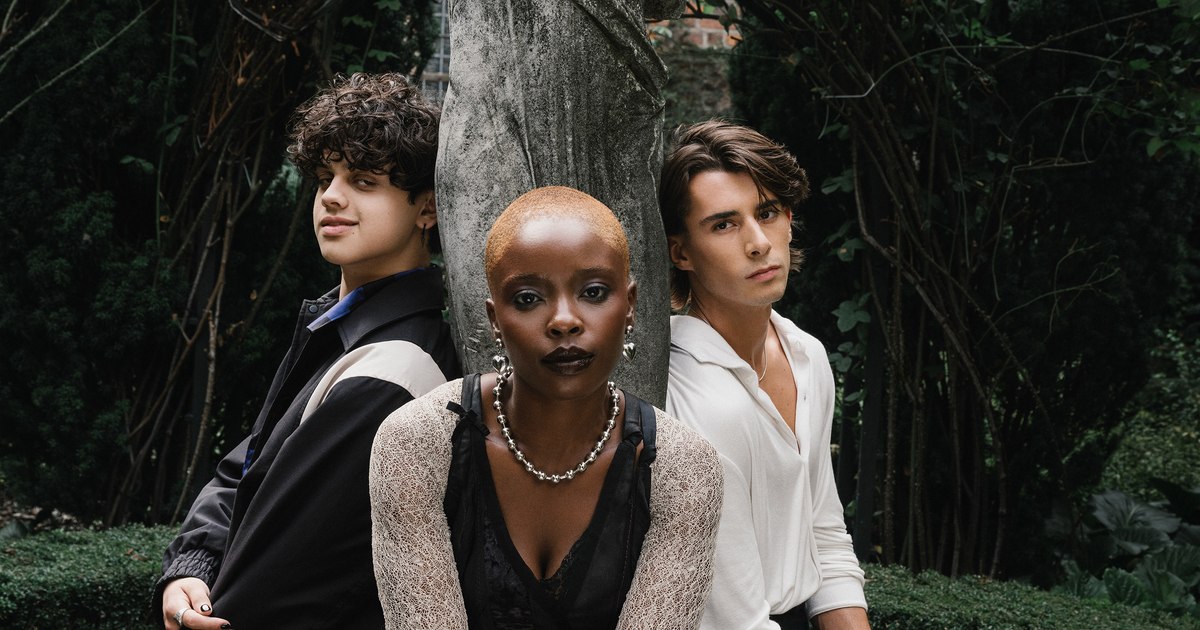 Exclusively interview the actors in "Wednesday", about how the differences and fragility become superpowers in Tim Burton's films. "Some of the strongest people are lone wolves"