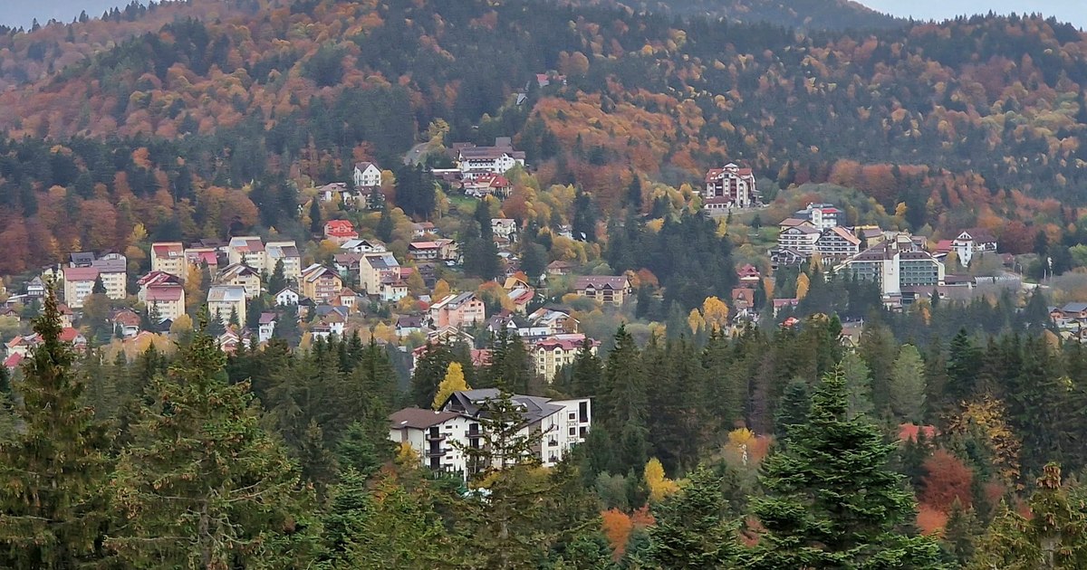How much does a mountain stay cost during the autumn vacation. What include offers and what are the resorts in Romania that tourists prefer by