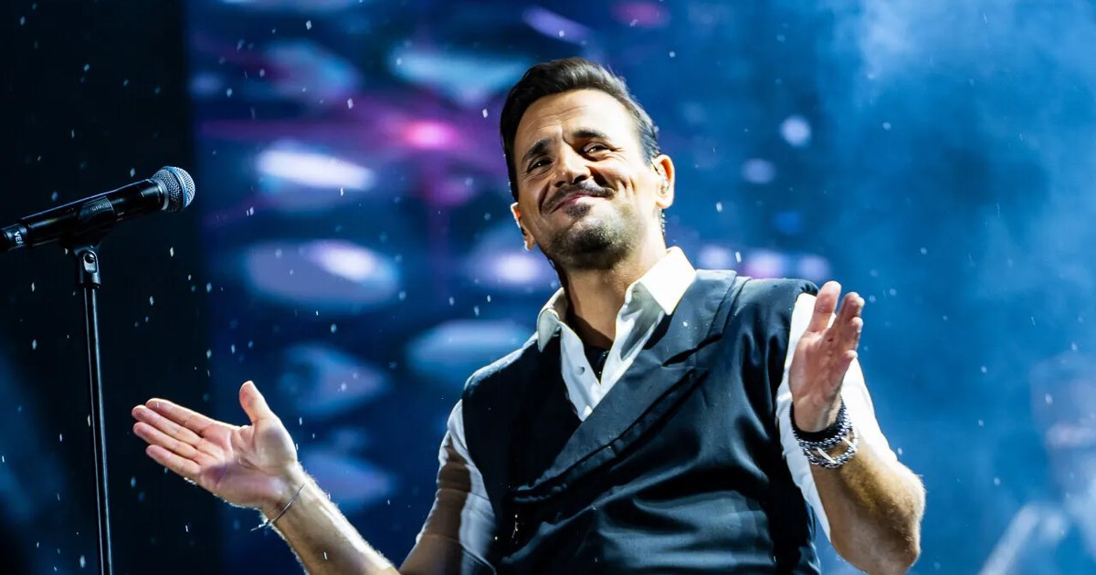 Memorable video moment at UnFORGETTABLE Festival 2025: Nikos Vertis and Andra sang "Last night I took your fairy"