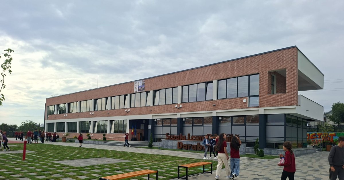 Photo what one of the most modern schools in Romania looks like. Lies in a town at the end of the country and is a real Olympic nest