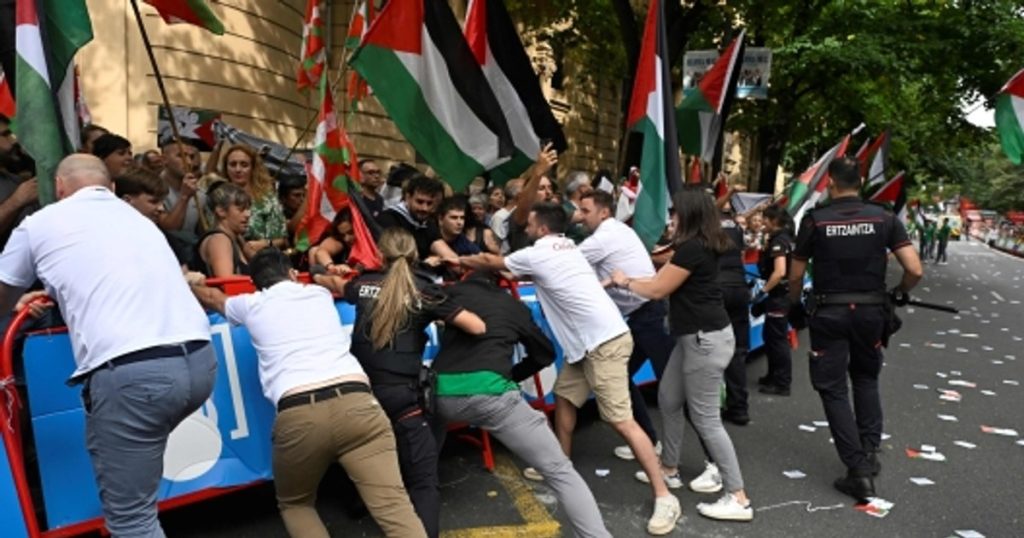 Serious incidents in Vuelta. Pro-Palestinian protesters blocked the 11th stage, after an Israeli team had been harassed