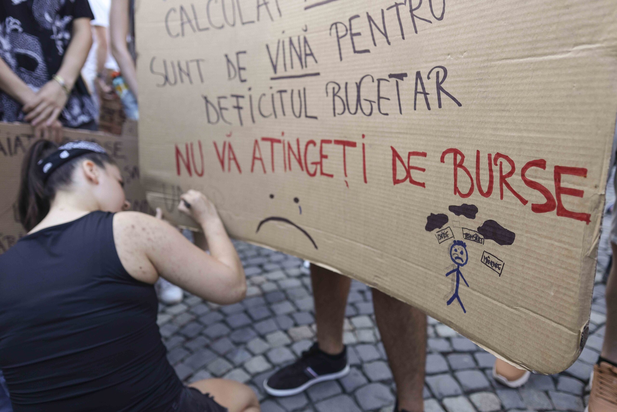 Students go out in Bucharest and five other big cities. "We are tired not to be consulted (...) and to hit ignorance and arrogance."