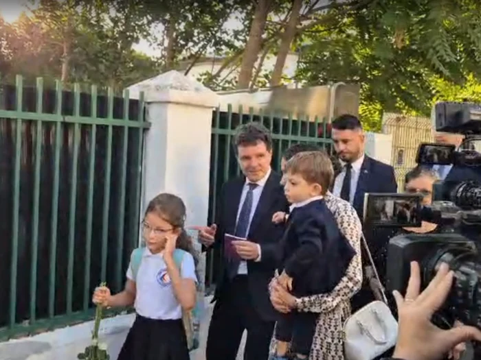Nicușor Dan, taking the children to school, on September 8 PHOTO CAPTUL PNG thought