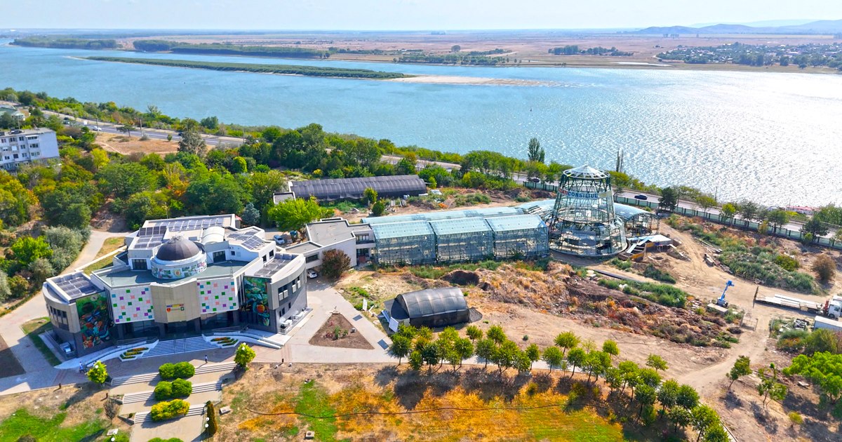 The most spectacular greenhouse greenhouse in Romania: Tropical forest right in the heart of a city on the Danube