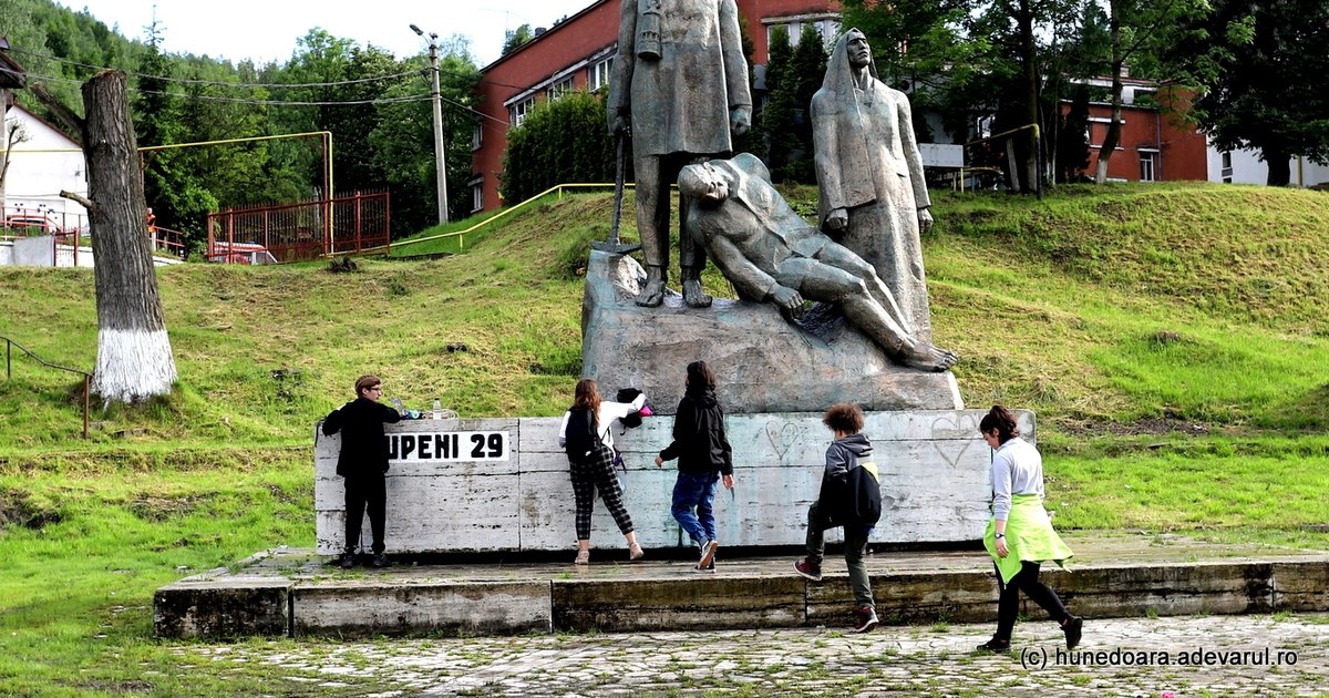 Video 90 percent of young people want to leave this area. Sociologist: "We can speak of a true collective dusk of the Jiu Valley"