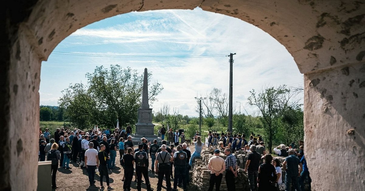 Video Hungarians restore their monuments from Transylvania. General Bem's commemorative column, rebuilt after a century