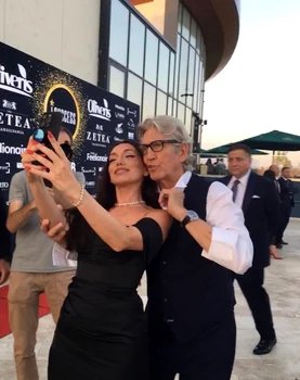 Eric Roberts was posed with fans in Romania Photo: Click!