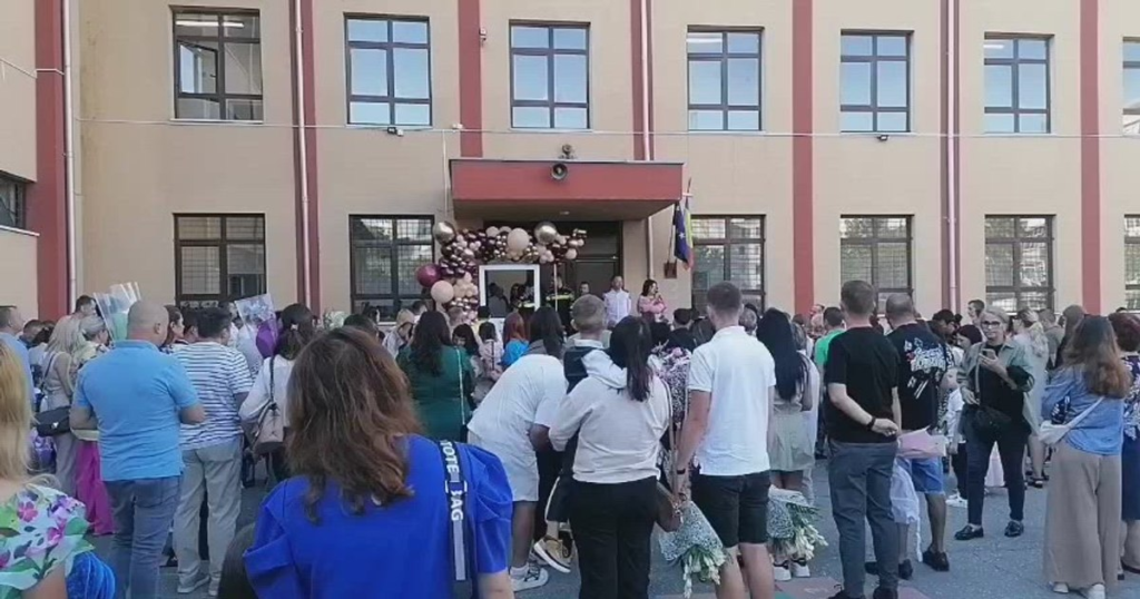 Video emotions and joy on the first day of school. How the students were received. Short festivities in the country, in a sign of solidarity for protests