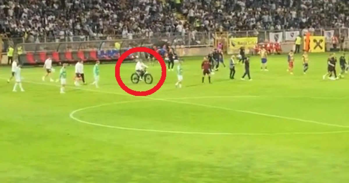 Video the image that made around the world: Austria's coach cut the football field with an electric bicycle