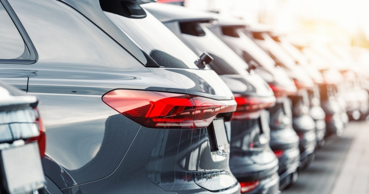 "We got to drive on the sidewalk with the car." The discussion about abusive parking and the lack of reaction of the Local Police has been reappeared