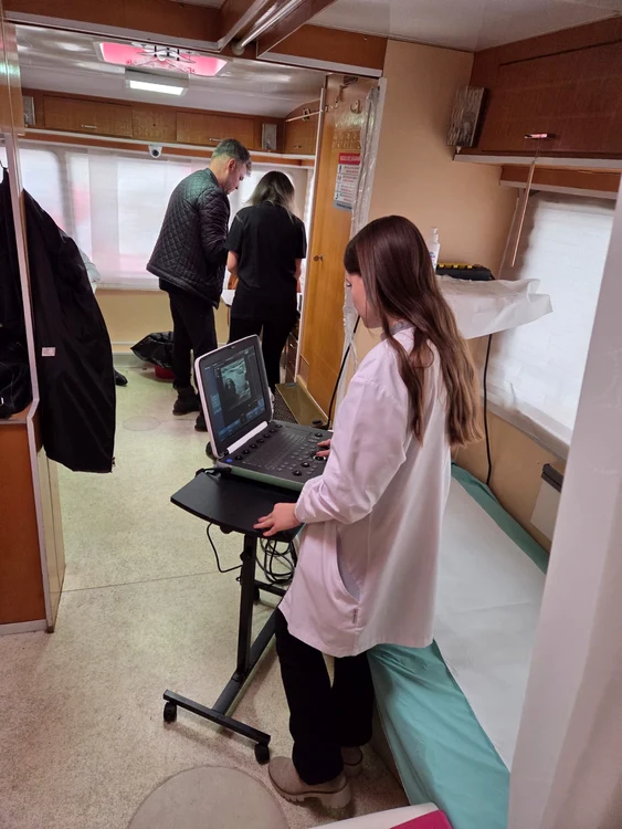 Resident doctor who volunteers in the caravan PHOTO Facebook/ DJST Hunedoara