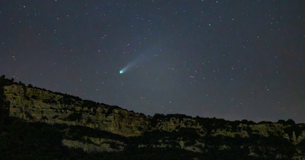 A rare comet passes close to Earth. How to see her tonight, for the last time in 1,300 years