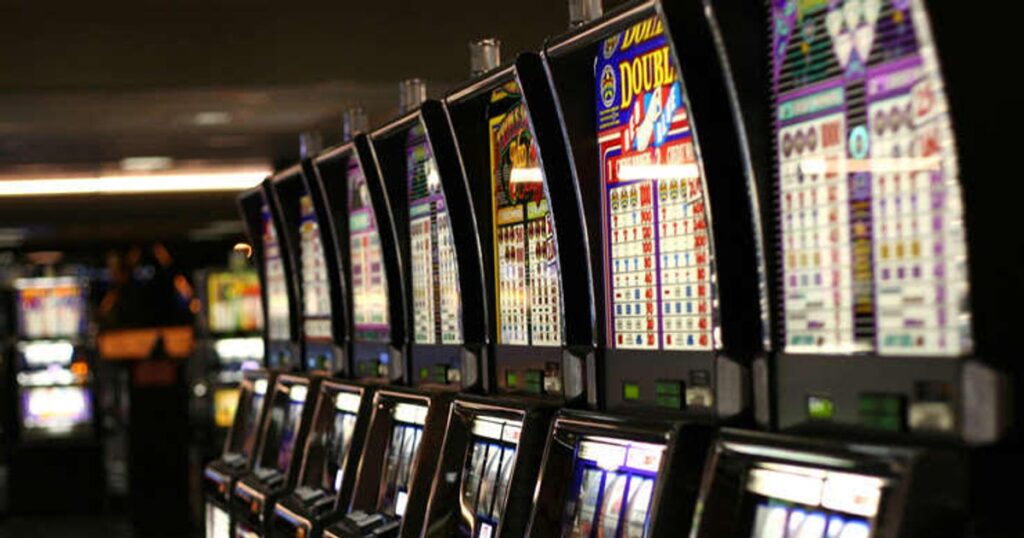 Anxious. A quarter of Romanian teenagers are caught in the trap of smoking or gambling. Psychologist: "Prevention does not start when they are already addicted"