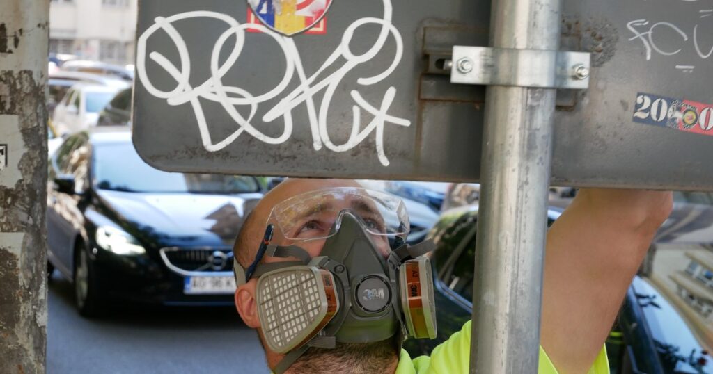 PHOTO The story of the sailor who chooses to spend his free days cleaning Bucharest of stickers and graffiti