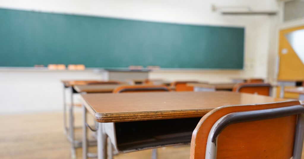 School principals exhausted and overwhelmed. Eight out of ten say they are no longer up to the challenges in the system