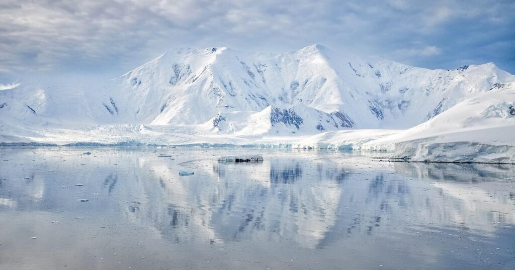 Scientists have discovered that some leaks from the Antarctic area threaten to accelerate climatic changes