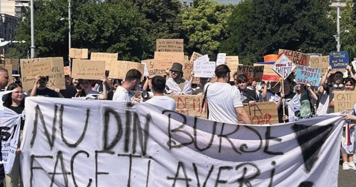 Students, revolted at the beginning of the university year of scholarship cutting and eliminating free shipping