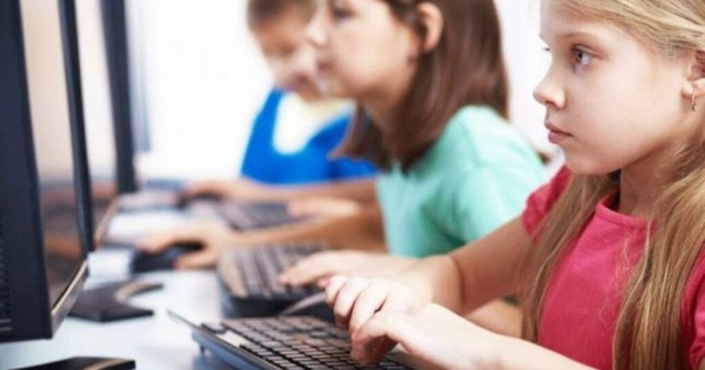 The law of digital increase, between children's protection, "Big Brother" online and the bureaucracy of the Internet