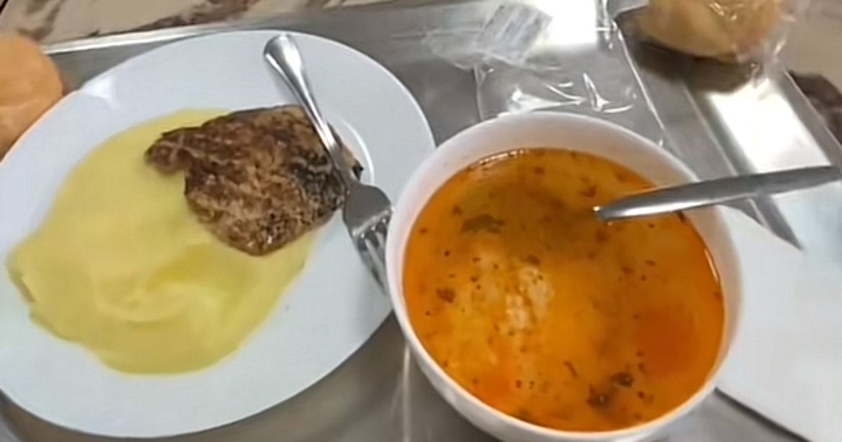 Video lunch at the student canteen: "So we have a soup, a pork with pork." How much does it cost