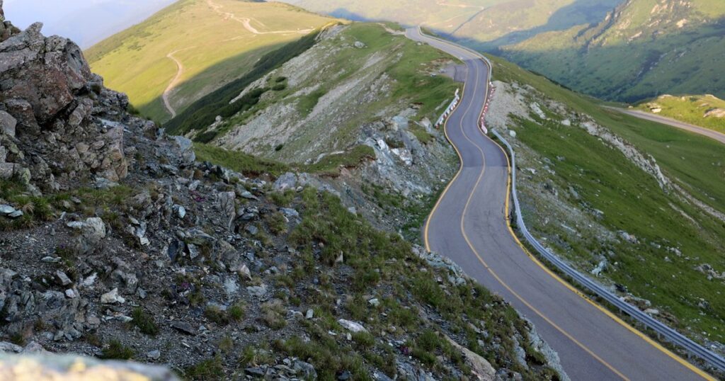 Video traffic on Transalpina, stopped because of the adverse weather. It is the second time in a week when such a decision is taken
