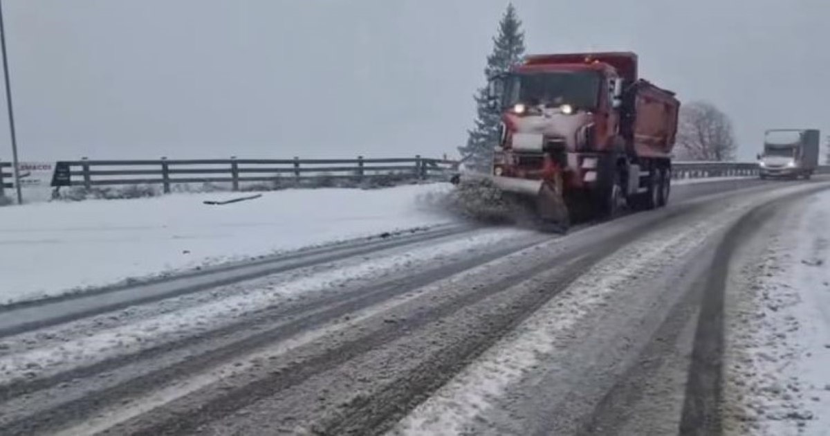 Winter weather in the north of Moldova. DRDP Iași took out the snow removal machines on the national roads