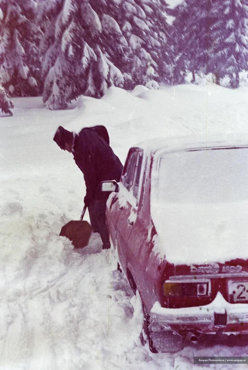 Winter in the mountains in the 80s. Source Azopan.ro