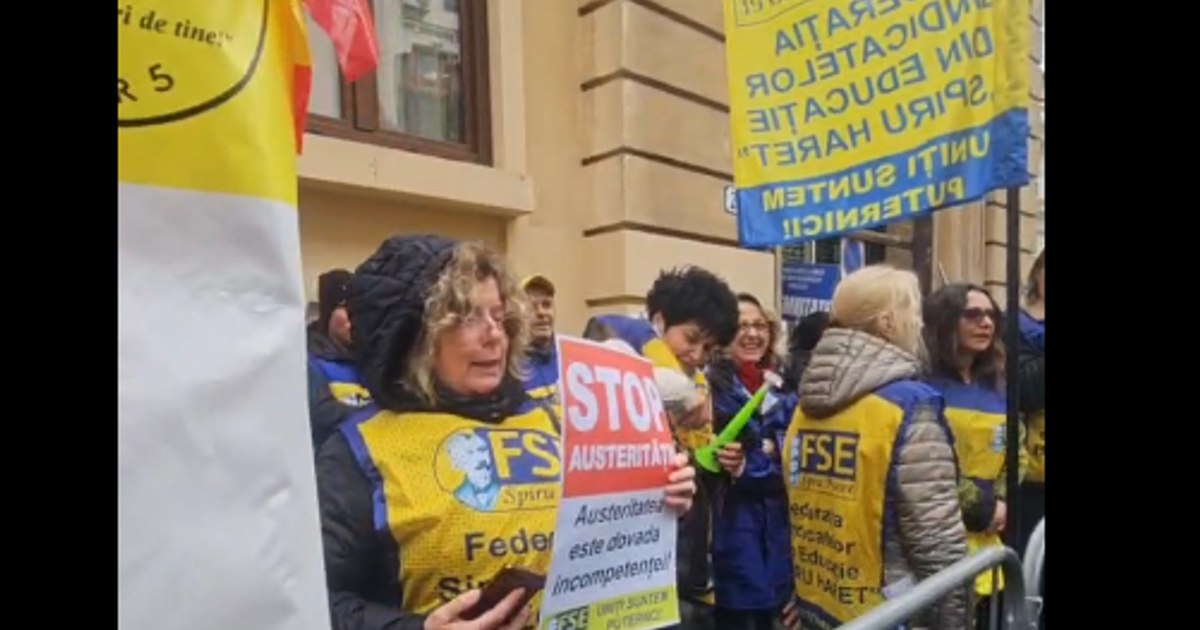 Education trade unionists picketed the Ministry of Education: "Teachers are not the punching bag of your failures"