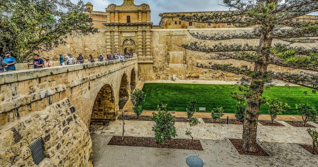 The mystery of the European city with 84 inhabitants that attracts 1.5 million tourists a year: hides the legend of a headless bride