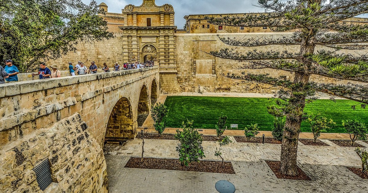 The mystery of the European city with 84 inhabitants that attracts 1.5 million tourists a year: hides the legend of a headless bride