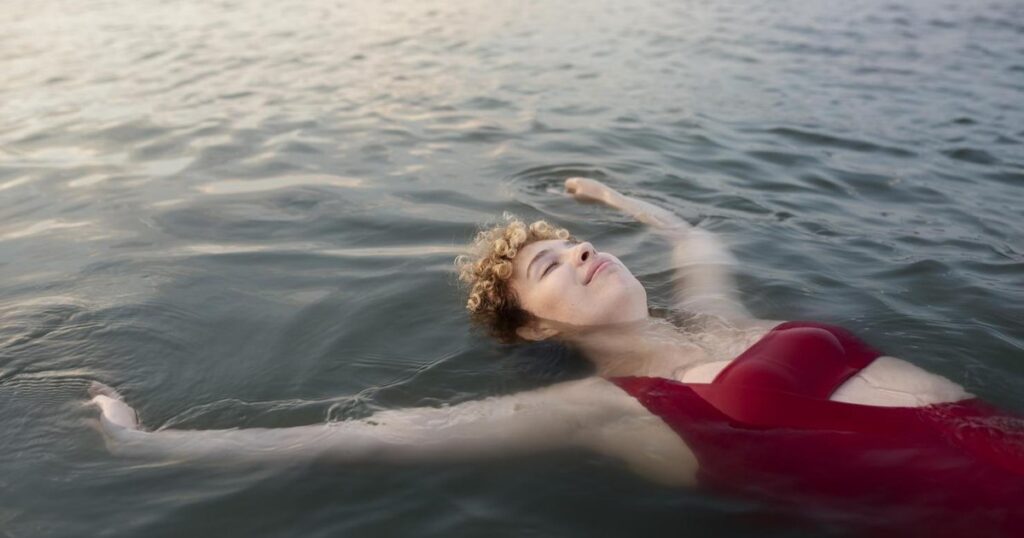 Video Baths in almost freezing waters are back in fashion. Effects of cold exposure on body and mind