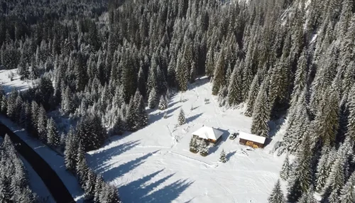 Lotrului Voineasa from Vâlcea and accommodation infrastructure Photo Daciana Stoica