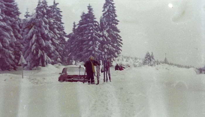 Winter in the mountains in the 80s. Source Azopan.ro