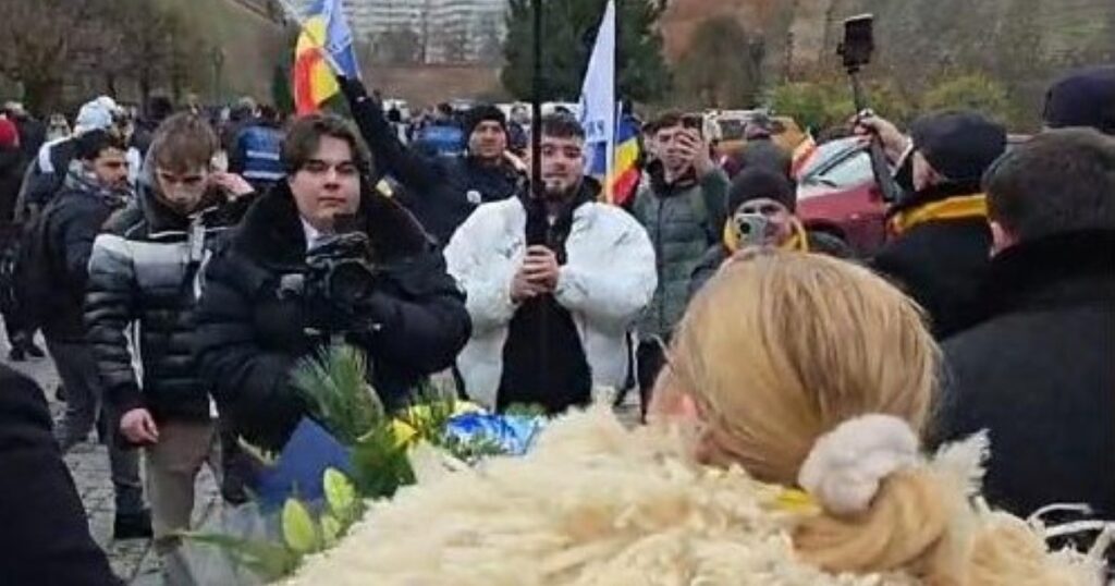 Sosoacă, appearance in Alba Iulia on "Treceti battalions". Anamaria Gavrila was also spotted in the crowd