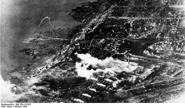 Aerial view of Stalingrad after a Luftwaffe attack on 2 October 1942 (© Bundesarchiv Bild 183-J17815)