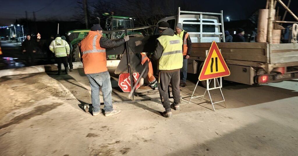 Anti-timer intervention in a town in Galati county, at risk of flooding: workers broke a road to divert the water
