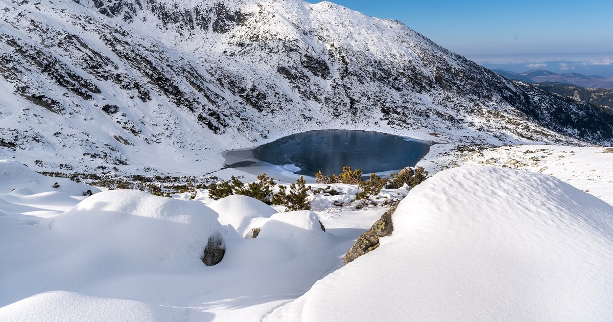 Photo Galeș, the glacial lake in Retezat, to be seen in winter: "Under the ice, the lake seemed alive, breathing deeply, with low vibrations"