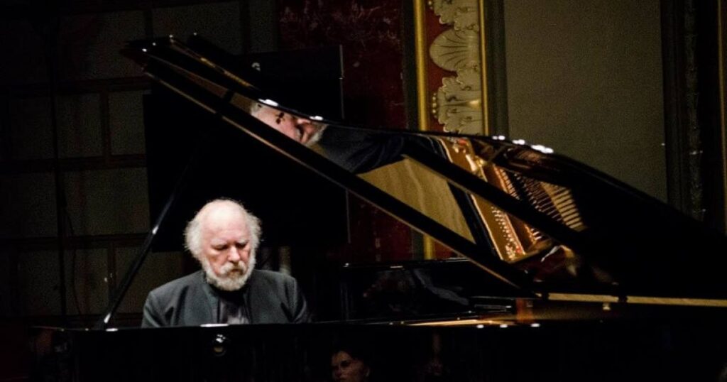 Romanian pianist Radu Lupu, praised by British critics: "Every piece is a delight"