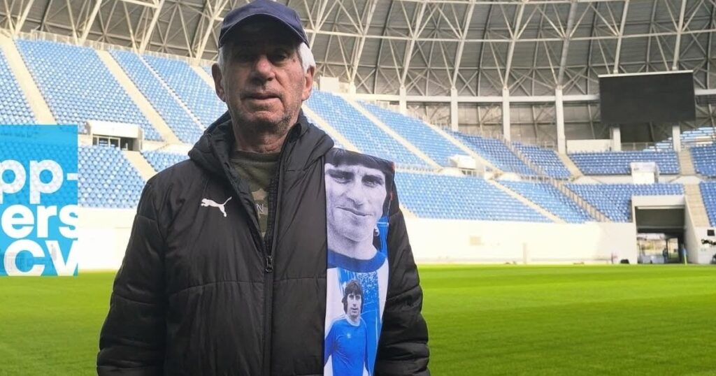 Situation taken from soap operas in Aurică Beldeanu's apartment. He divorced his wife, but they live together: "She washes me, she steps on me!"