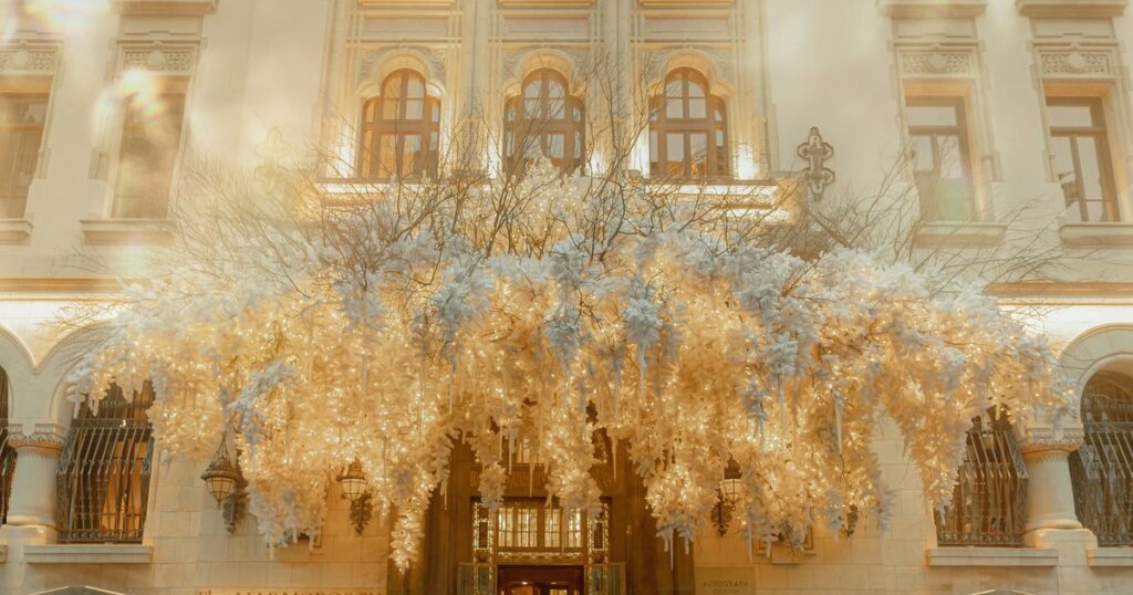 The fairy-tale Bucharest. How entrepreneurs transformed historic facades into the most beautiful winter attractions
